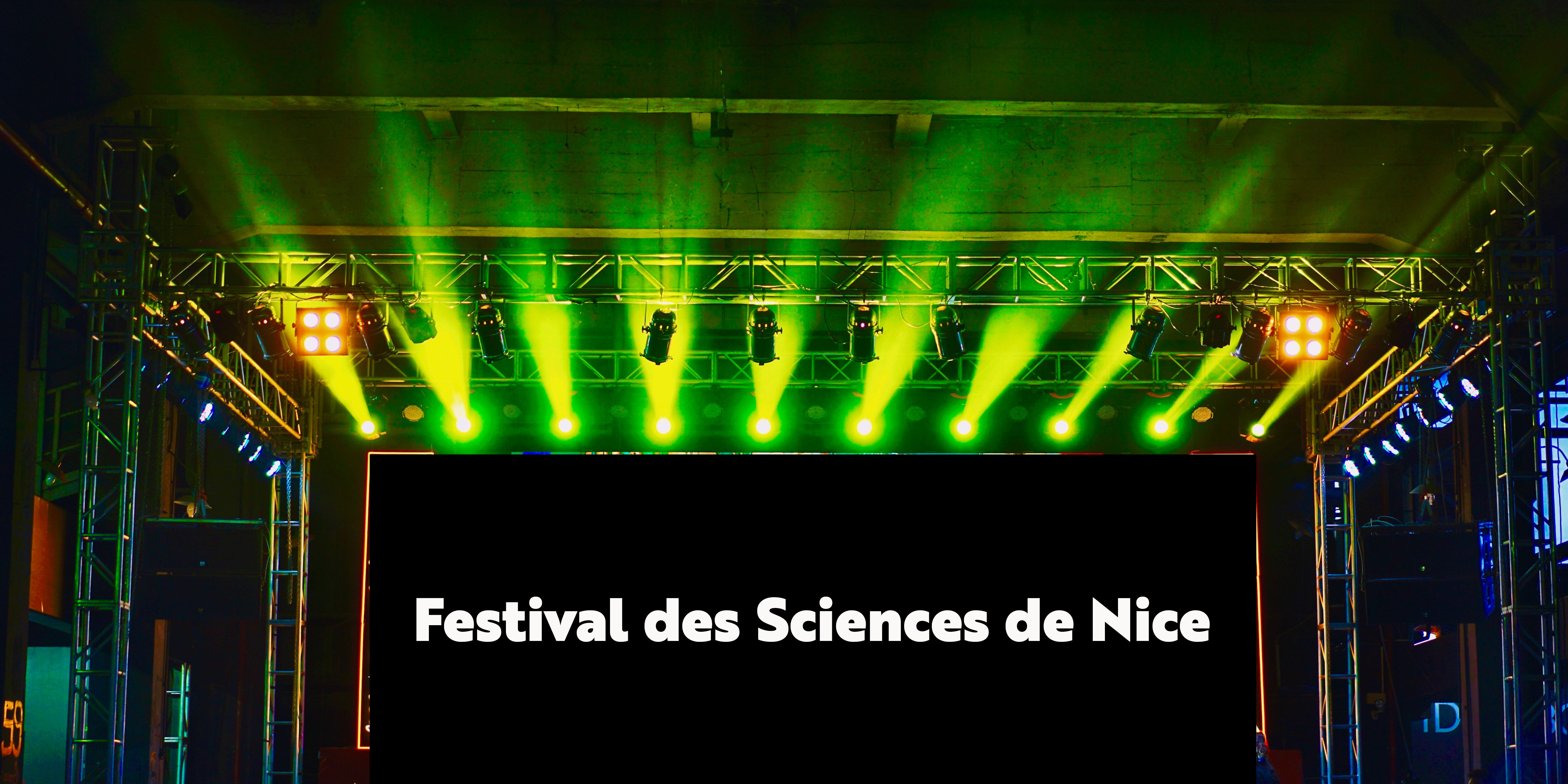 scène illuminée de concert